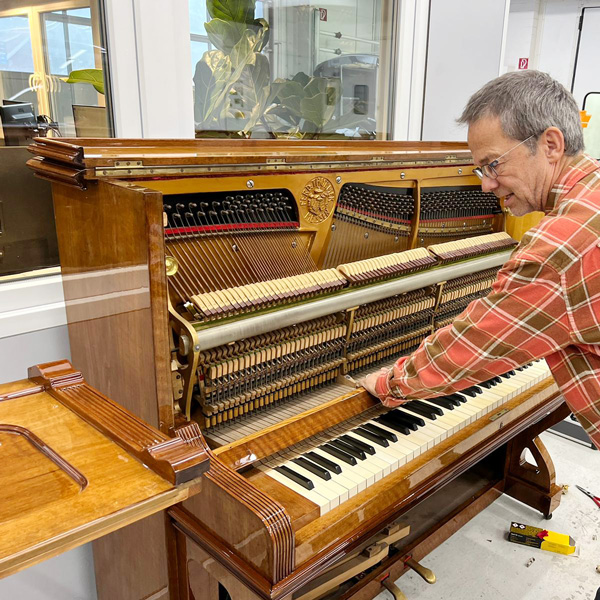 JETZT IN NEUEM GLANZ! 8 GH Klavier09